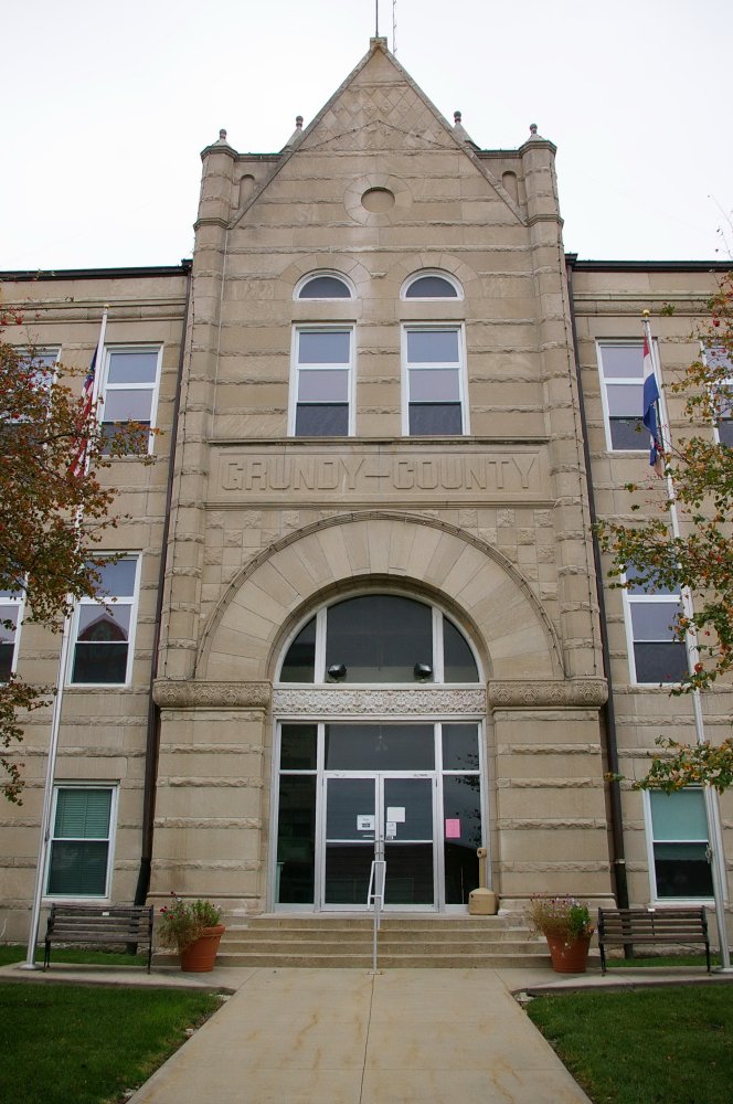 picture showing main street doors to courthouse