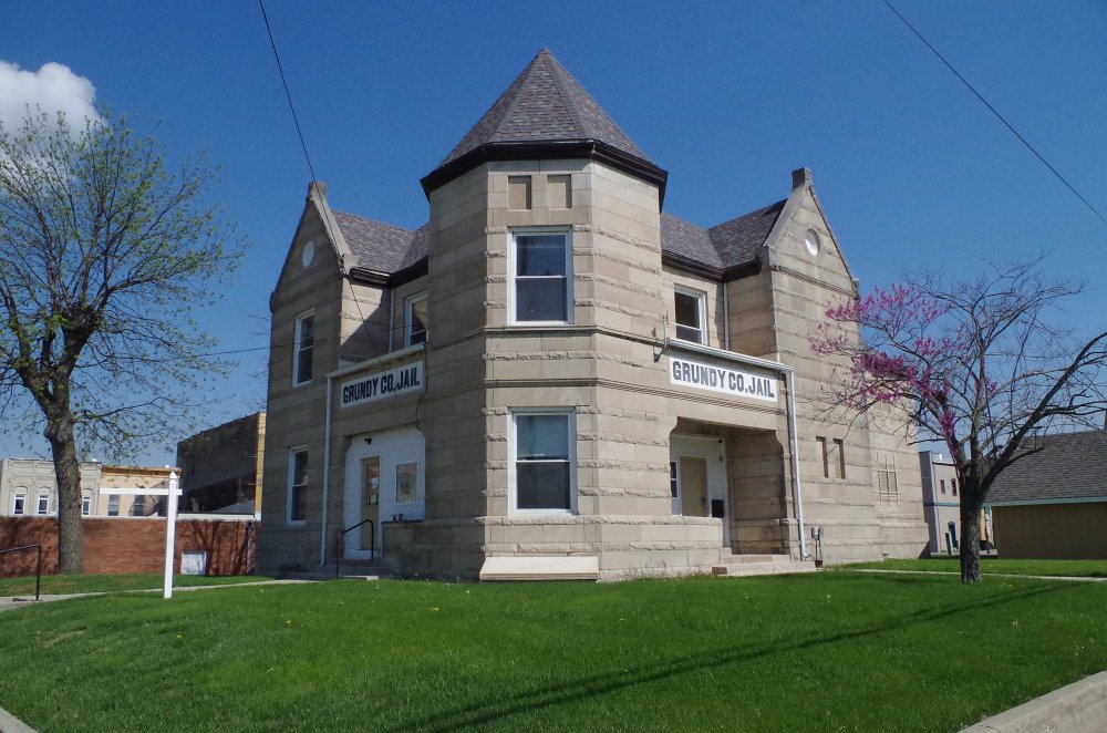 picture showing old Grundy county jail, now prosecutors office 
