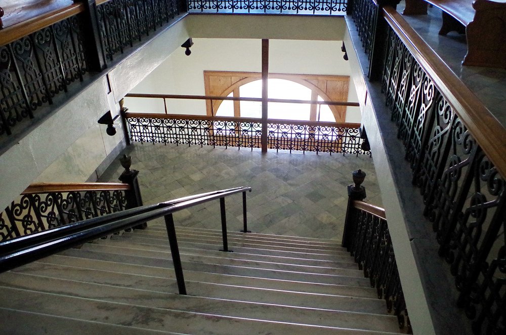 picture showing stairs to 2nd floor landing
